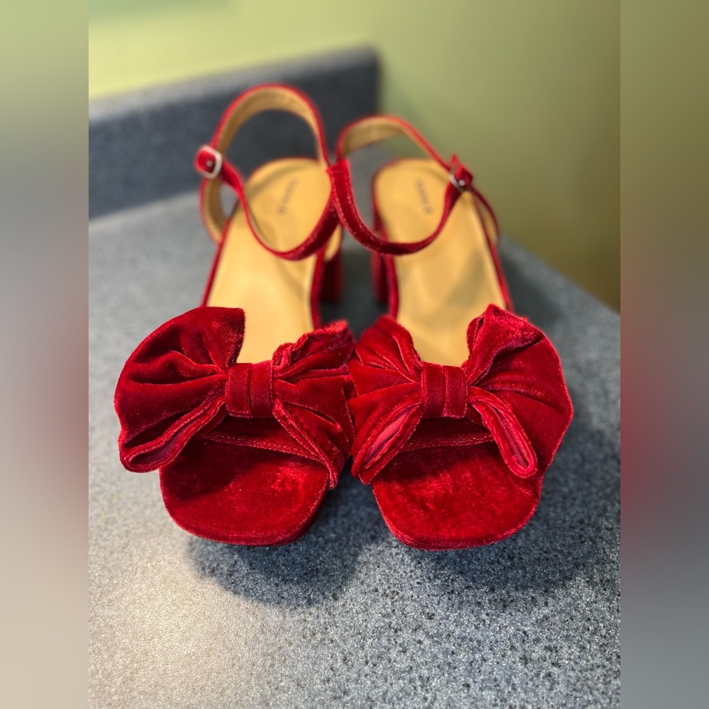 NWT TORRID SIZE 10.5 RED VELVET BOW PLATFORM SHOES WITH ANKLE STRAP